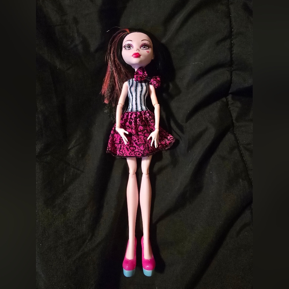 Monster High 2008 Scarnival Draculaura Doll with Pink and Black Outfit